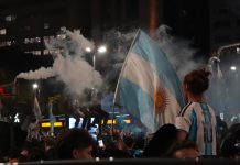 La crónica de un periodista inglés que vio el partido entre 150 mil argentinos: “Si crees que nos apasiona el fútbol, deberías visitar este inmenso país”