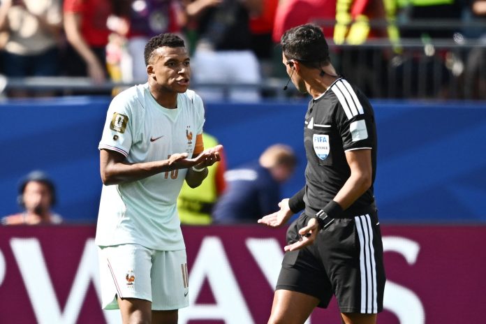 Mbappé reveló el diálogo con Facundo Tello antes del penal que le atajó Bono en Francia-Marruecos: por qué sintió que lo desconcentró