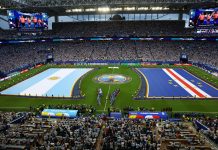 Qué hay detrás de las banderas gigantes y la nueva ceremonia de los himnos en el Mundial