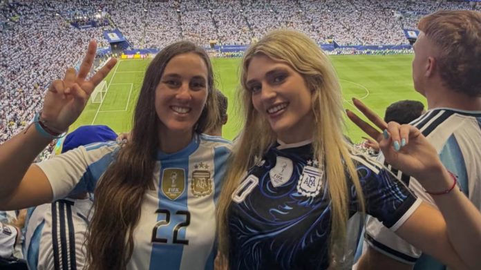 Renunció a su trabajo para ir a Qatar y ahora se tatuó el nombre de Marta Fort para conseguir una entrada de la Selección