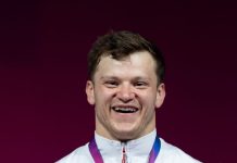 Susto en Inglaterra: perdió el equilibrio y se desvaneció tras intentar levantar más de 170 kilos en una competencia de halterofilia