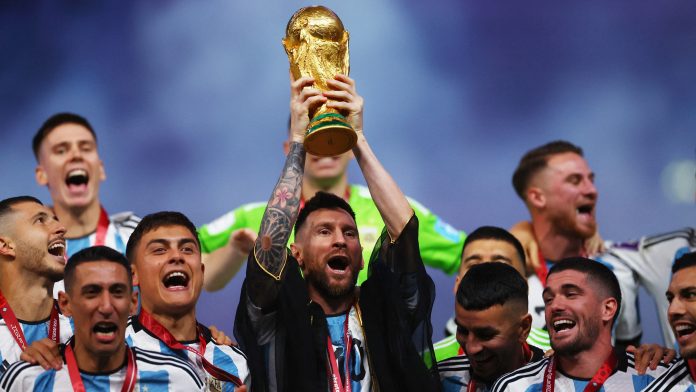 Un diseño que pasó a la historia: quién fue el creador del trofeo de la Copa del Mundo