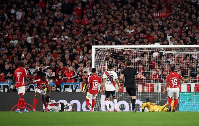 Centro de Montiel y toque de Driussi: así abrió River Plate el marcador frente a Independiente Santa Fe por la Sudamericana