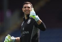 Dibu Martínez negocia su salida a otro club de la Premier League en medio de su incómoda situación en Aston Villa