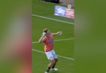 El equipo no llevó arquero suplente, un defensor tuvo que atajar 37 minutos tras la lesión del titular y fue la figura del partido en Inglaterra