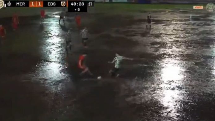 Fútbol de ascenso bajo el agua: las exóticas imágenes del partido de Primera C que se jugó en pleno temporal