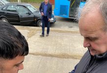 La increíble historia del hincha que se encontró a Marcelo Bielsa en un cajero, le pidió un autógrafo y se tatuó su firma