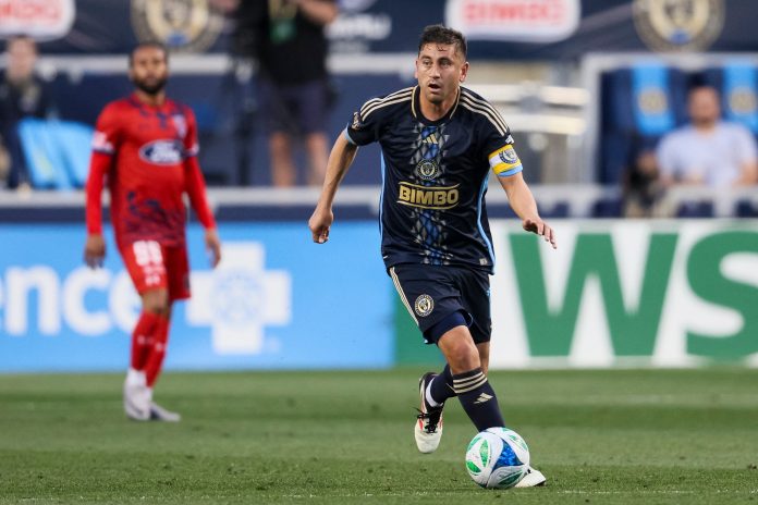 Polémica en Nueva York: Alejandro Bedoya califica el campo de Yankee Stadium como el «peor» que vio en su vida