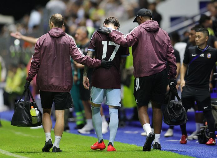 “Ridícula”: la “asistencia fantasma” de Garnacho que desató las bromas en las redes y el golpe que lo sacó del amistoso del Aston Villa
