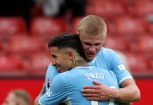 Los gestos de Haaland con Enzo Fernández tras el clásico de Manchester que el City le ganó al United: el fraternal abrazo